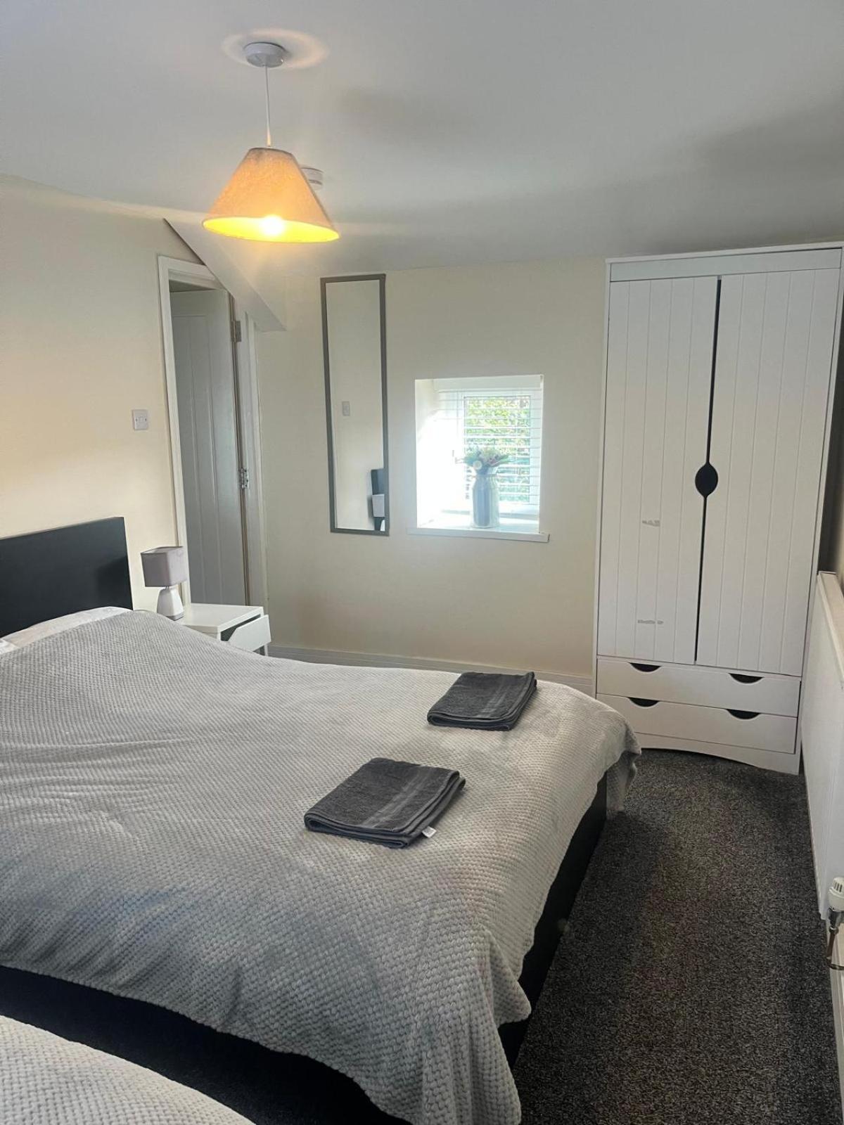 Rj S House Apartamento Merthyr Tydfil Exterior foto